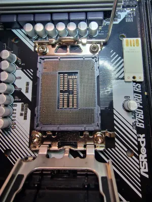 S&eacute;r&uuml;lt foglalat&uacute; Intel LGA1700 foglalat Asrock B760 Pro RS alaplap jav&iacute;t&aacute;s előtt