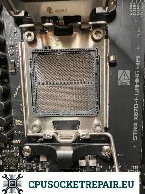 Besch&auml;digte Pins im AM5 CPU-Sockel eines ASUS ROG Strix X870 High-End Mainboards